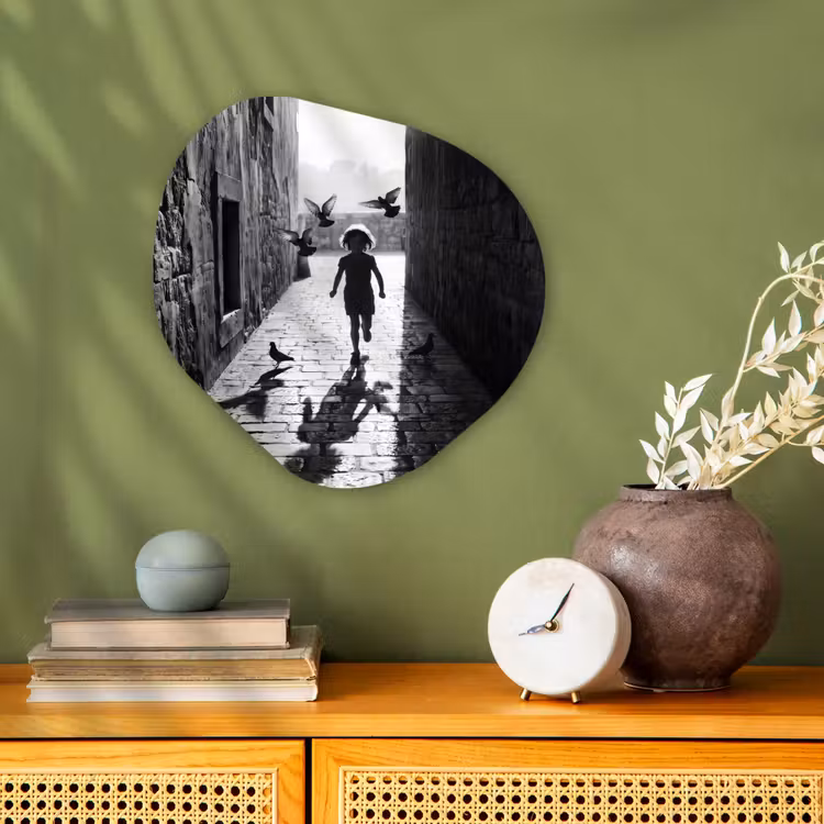 Organisch schilderij - Forex - Kind - Vogel - Straat - Zwart-wit - Spelen — 2