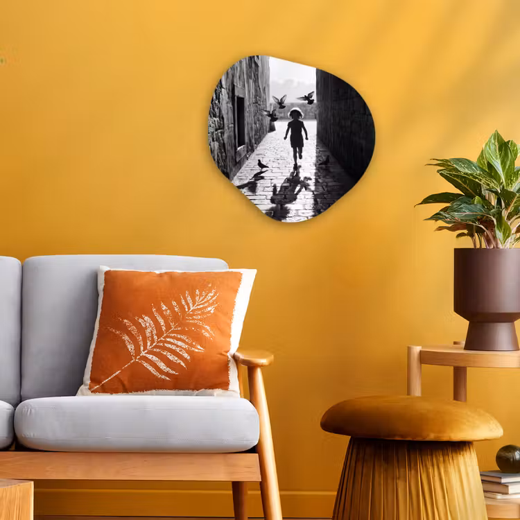 Organisch schilderij - Forex - Kind - Vogel - Straat - Zwart-wit - Spelen — 3