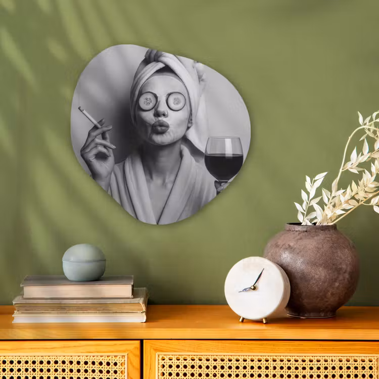 Organisch schilderij - Forex - Vrouw - Masker - Wijn - Sigaret — 2