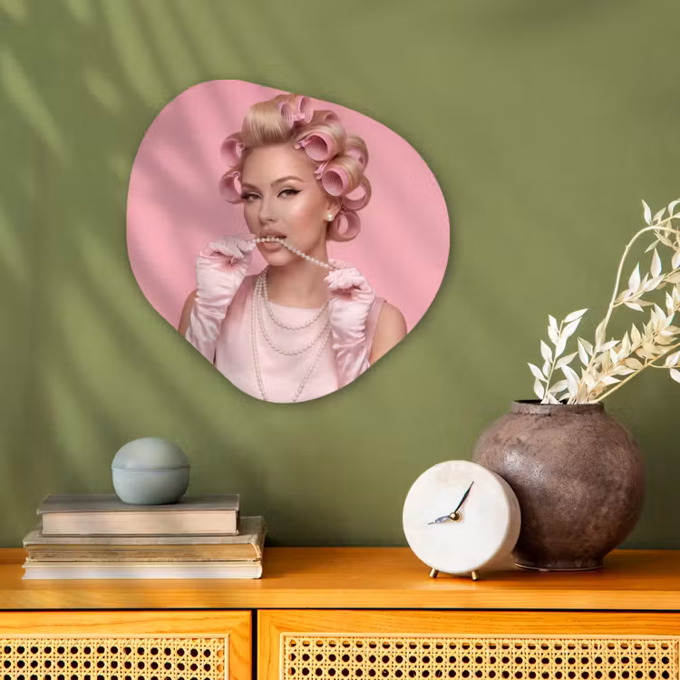 Organisch schilderij - Forex - Vrouw - Roze - Parelketting - Krulspelden — 2