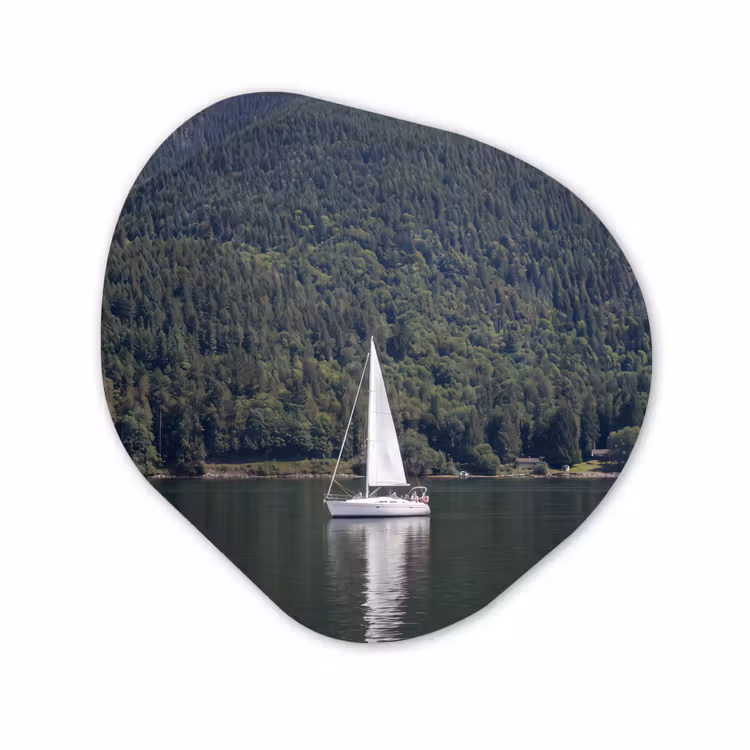 Organisch schilderij - Forex - Zeilboot - Water - Bergen - Natuur - Groen — 1