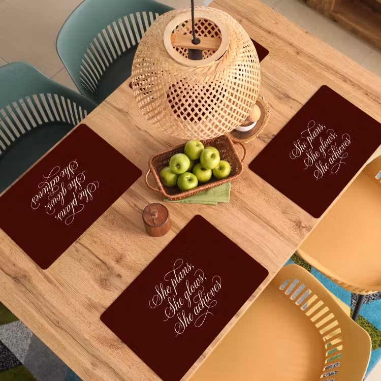 Placemat - 6 stuks - She plans she glows she achieves - Rood - Cursief — 6