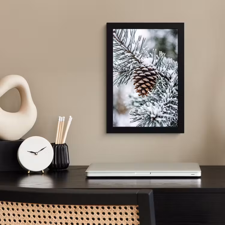Poster met lijst - Dennenappel - Tak - Sneeuw - Winter - Sfeervol — 3