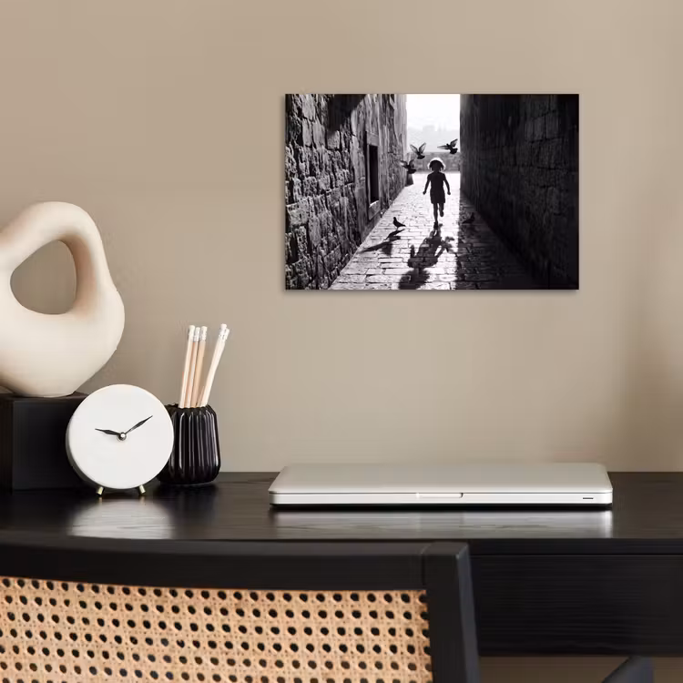 Poster - Kind - Vogel - Straat - Zwart-wit - Spelen — 2