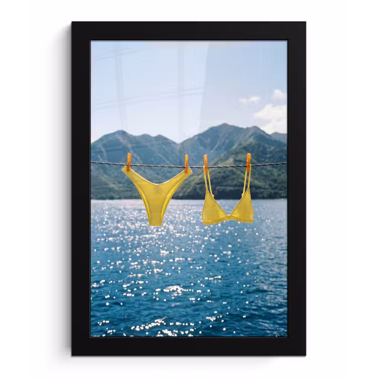 Poster met lijst - Badmode - Bikini - Zee - Bergen - Geel — 1