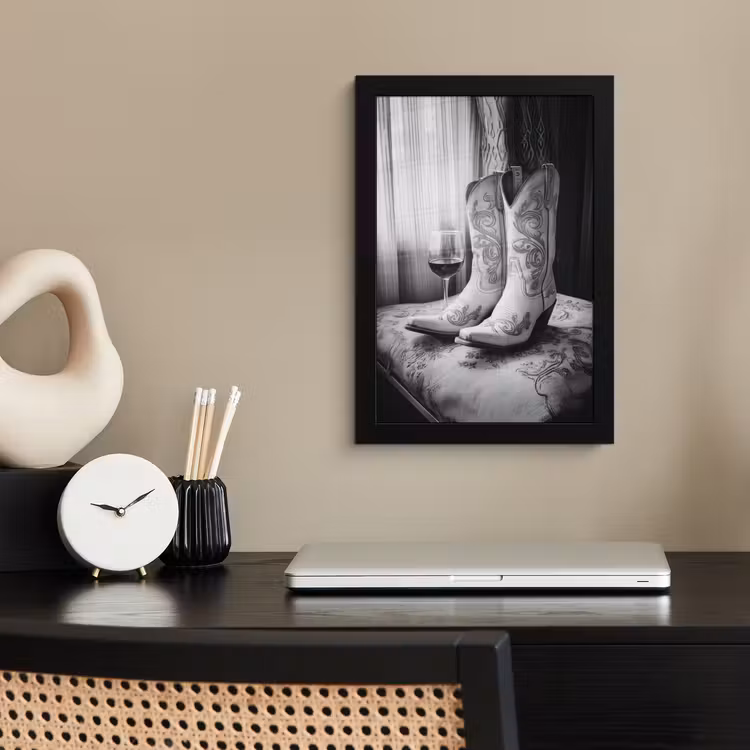 Poster met lijst - Wijn - Cowboylaarzen - Raamlicht - Wit — 3