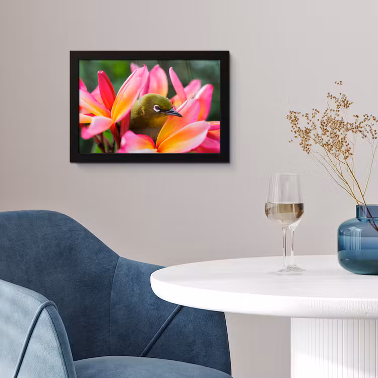 Poster met lijst - Tropische vogel tussen roze bloem — 2