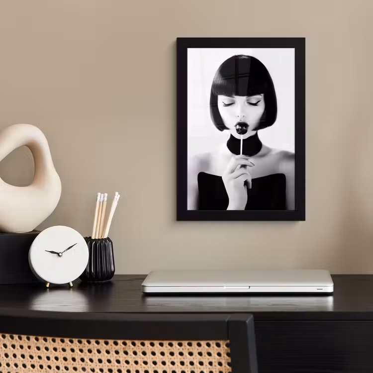 Poster met lijst - Vrouw - Lolly - Zwart - Wit — 3