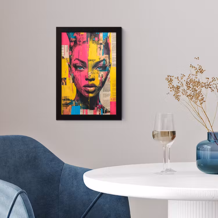 Poster met lijst - Vrouwengezicht - Krantenpapier - Abstract - Roze — 2