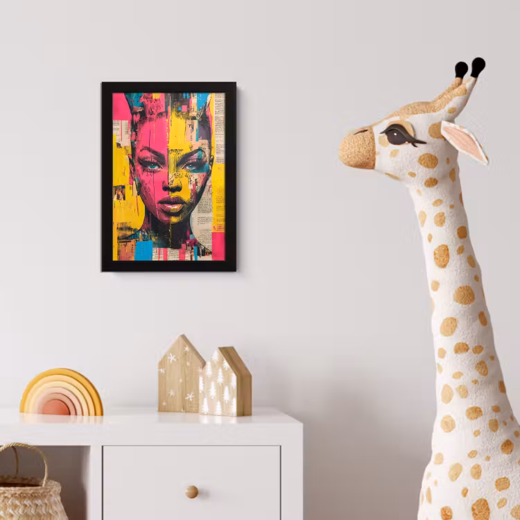 Poster met lijst - Vrouwengezicht - Krantenpapier - Abstract - Roze — 5
