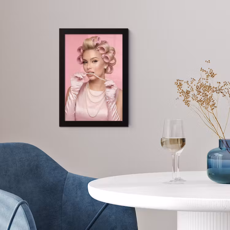 Poster met lijst - Vrouw - Roze - Parelketting - Krulspelden — 2