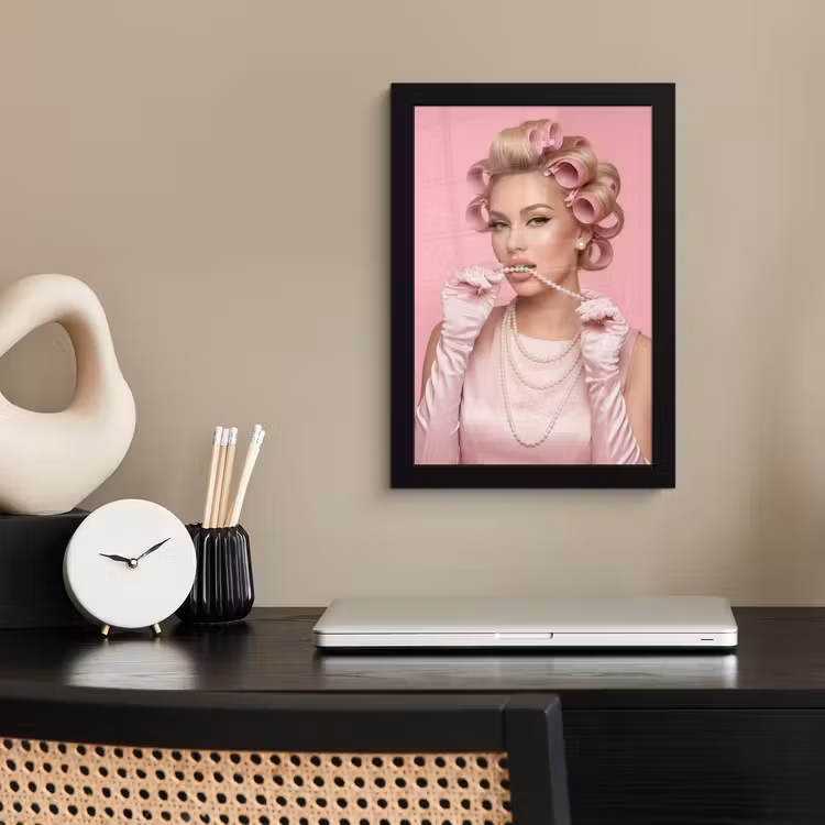Poster met lijst - Vrouw - Roze - Parelketting - Krulspelden — 3