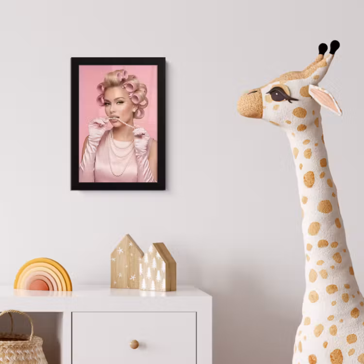 Poster met lijst - Vrouw - Roze - Parelketting - Krulspelden — 5