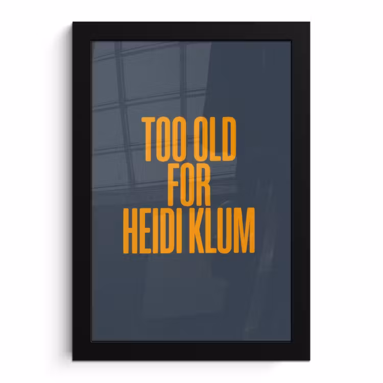 Poster met lijst - Too old for heidi klum - Geel - Blauw — 1