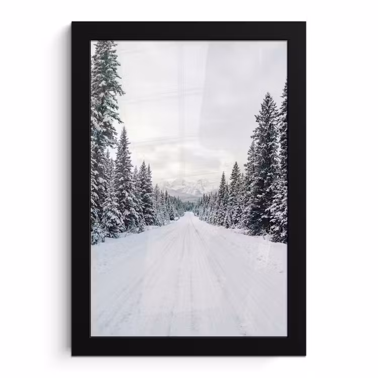 Poster met lijst - Weg - Sneeuw - Naaldbos - Winter - Avontuurlijk — 1