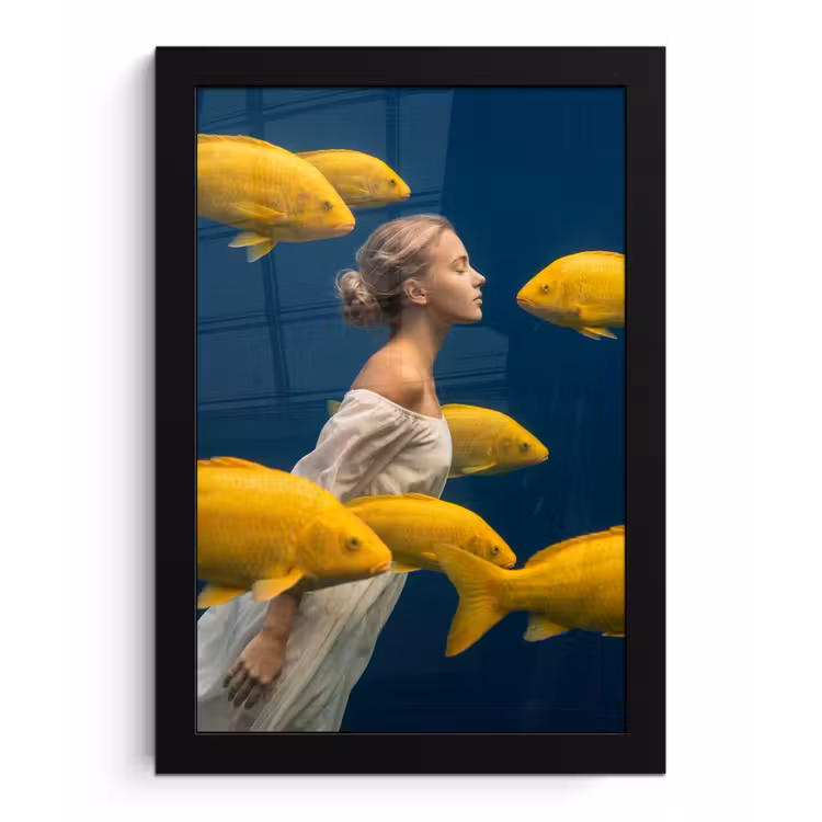 Poster met lijst - Vrouw - Vis - Water - Natuur - Geel — 1