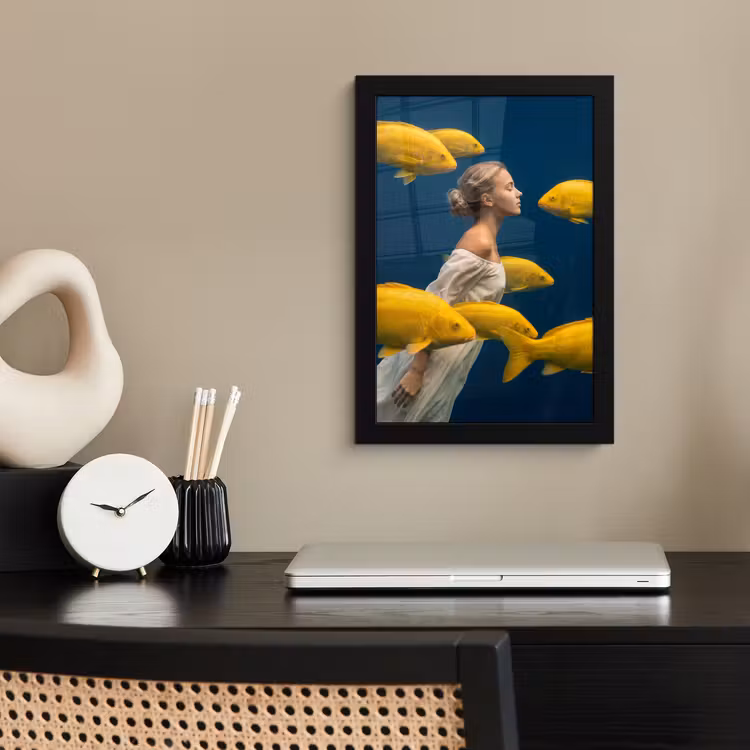 Poster met lijst - Vrouw - Vis - Water - Natuur - Geel — 3