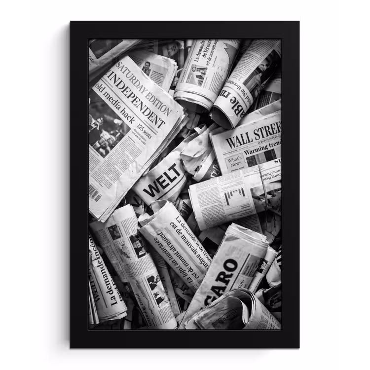 Poster met lijst - Krant - Stapel - Nieuws - Zwart-wit — 1