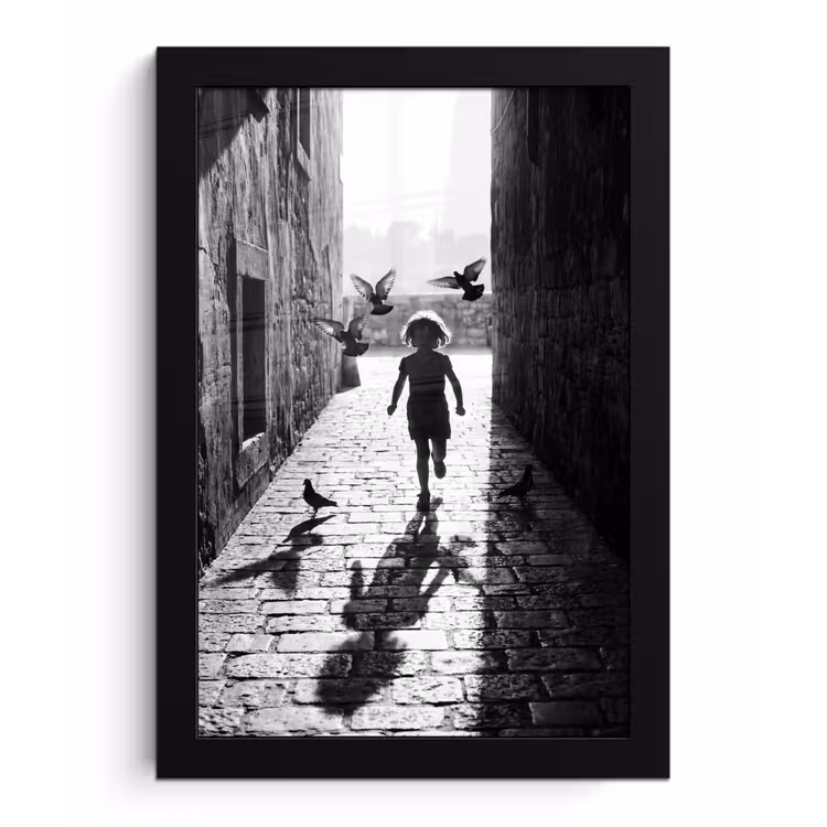 Poster met lijst - Kind - Vogel - Straat - Zwart-wit - Spelen — 1
