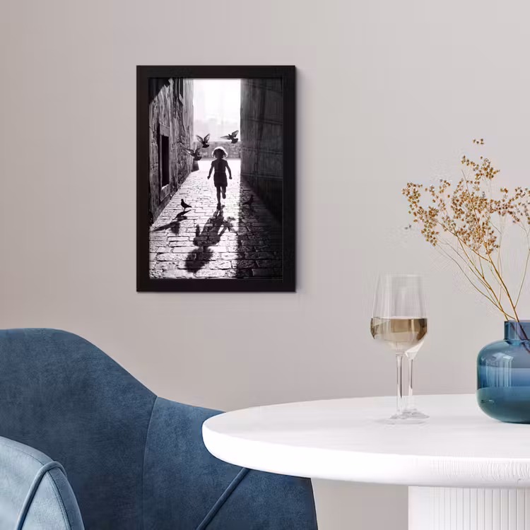Poster met lijst - Kind - Vogel - Straat - Zwart-wit - Spelen — 2
