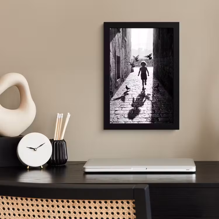 Poster met lijst - Kind - Vogel - Straat - Zwart-wit - Spelen — 3