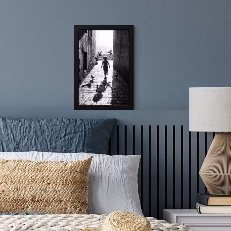 Poster met lijst - Kind - Vogel - Straat - Zwart-wit - Spelen — 4