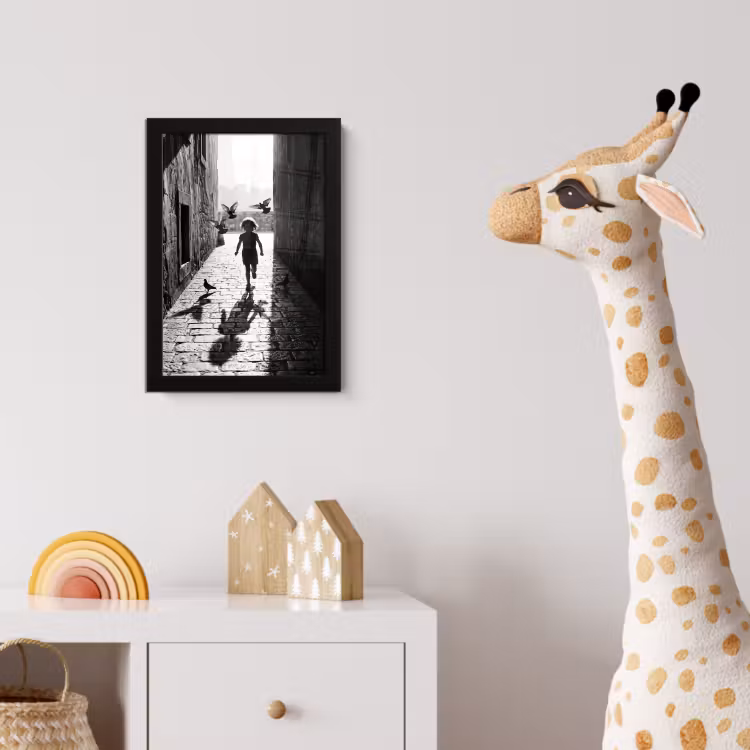 Poster met lijst - Kind - Vogel - Straat - Zwart-wit - Spelen — 5