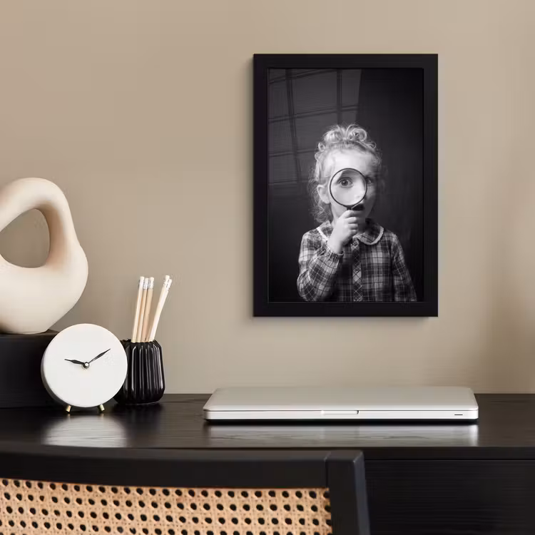 Poster met lijst - Kind - Vergrootglas - Portret - Zwart-wit — 3
