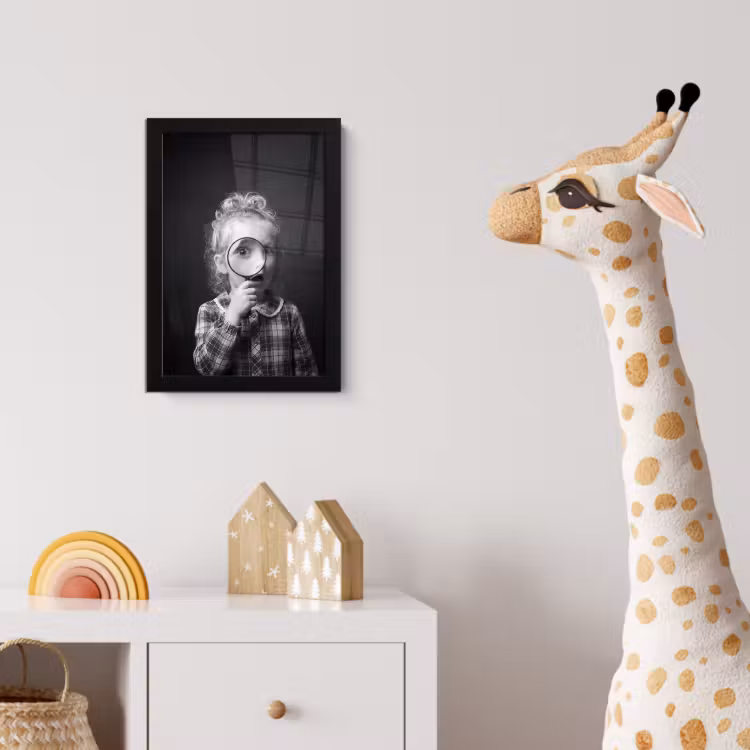 Poster met lijst - Kind - Vergrootglas - Portret - Zwart-wit — 5
