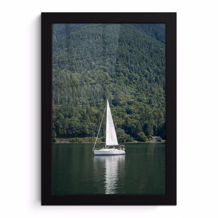 Poster met lijst - Zeilboot - Water - Bergen - Natuur - Groen — 1