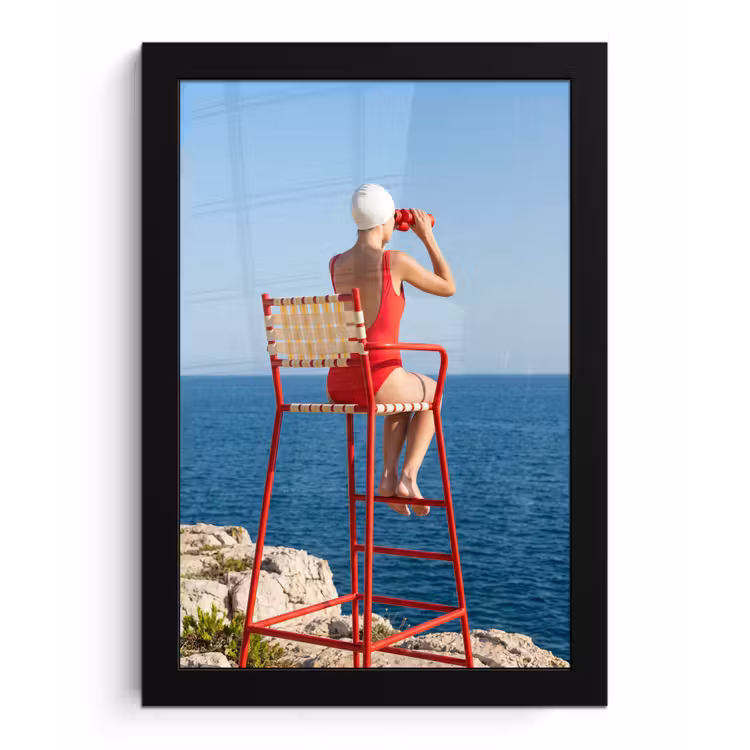 Poster met lijst - Vrouw - Zee - Kust - Verrekijker - Rood — 1