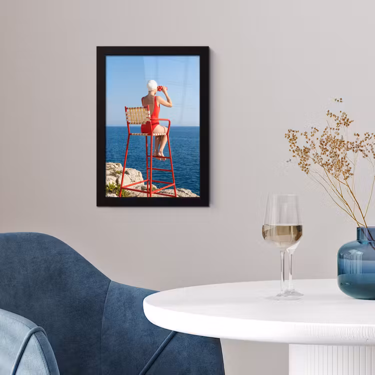 Poster met lijst - Vrouw - Zee - Kust - Verrekijker - Rood — 2