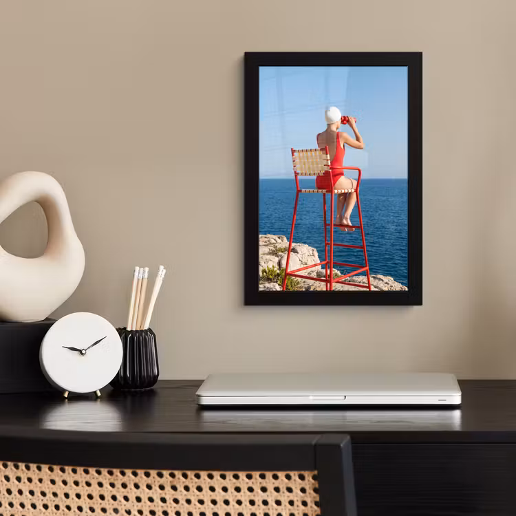 Poster met lijst - Vrouw - Zee - Kust - Verrekijker - Rood — 3
