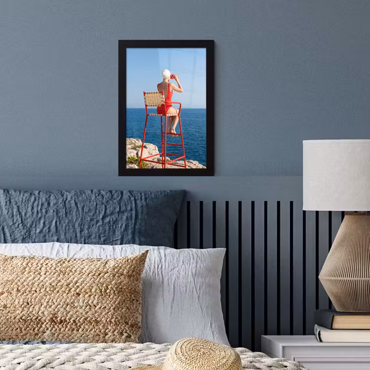 Poster met lijst - Vrouw - Zee - Kust - Verrekijker - Rood — 4