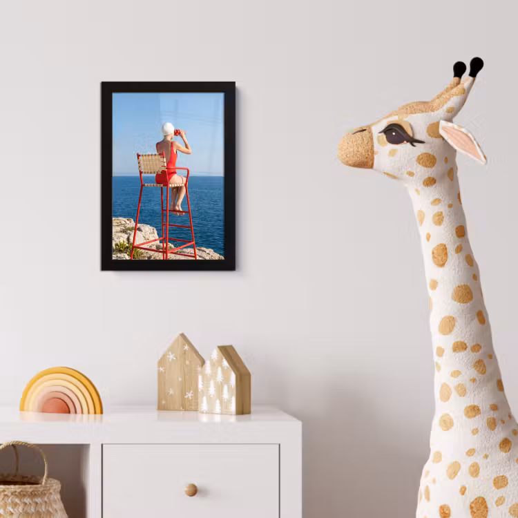 Poster met lijst - Vrouw - Zee - Kust - Verrekijker - Rood — 5