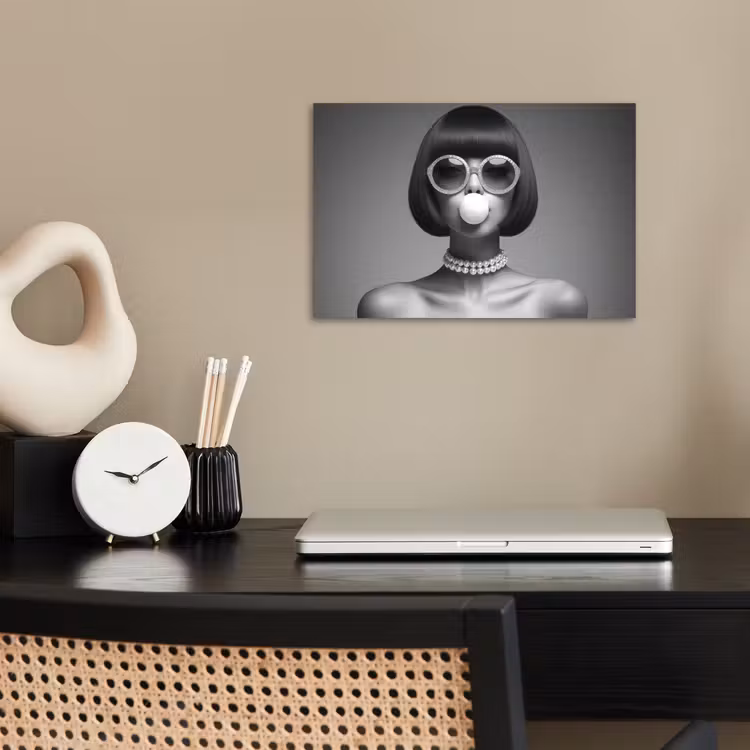 Poster - Vrouw - Zwart Wit - Ketting - Zonnebril — 2