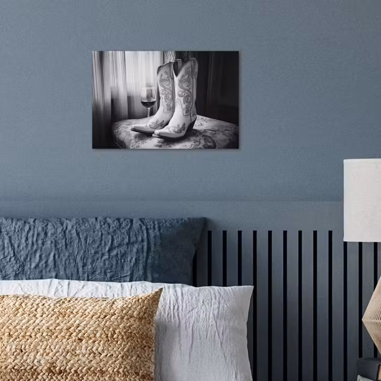 Poster - Wijn - Cowboylaarzen - Raamlicht - Wit — 3