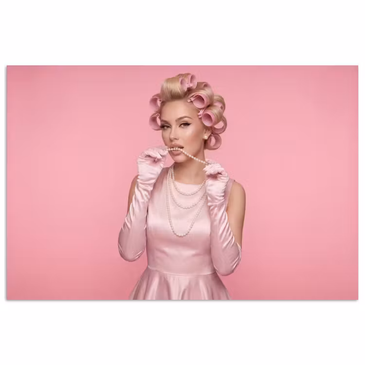 Poster - Vrouw - Roze - Parelketting - Krulspelden — 1