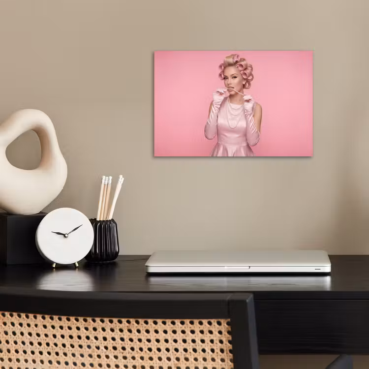 Poster - Vrouw - Roze - Parelketting - Krulspelden — 2