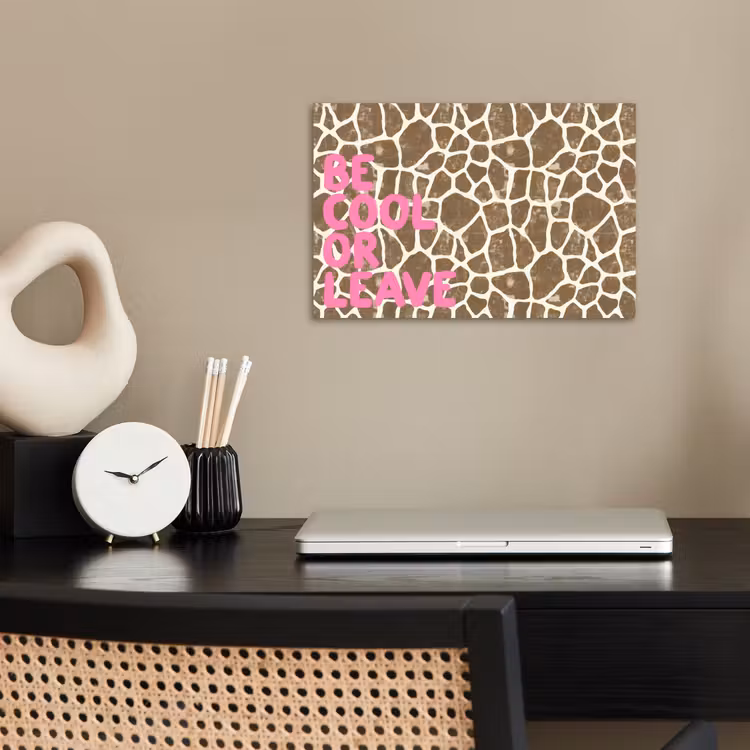 Poster - Tekst - Be cool or leave - Roze - Giraffenprint — 2
