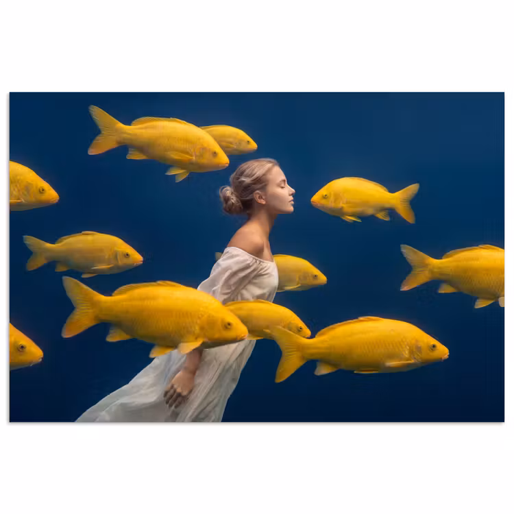 Poster - Vrouw - Vis - Water - Natuur - Geel — 1