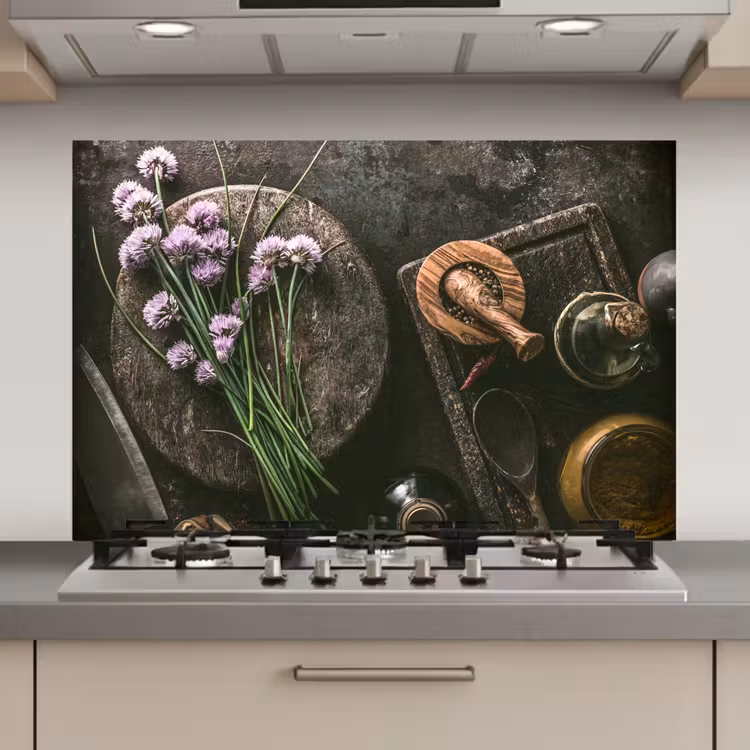 Spatscherm keuken - Bieslook Bloesem en Antieke Keukenwaren — 1