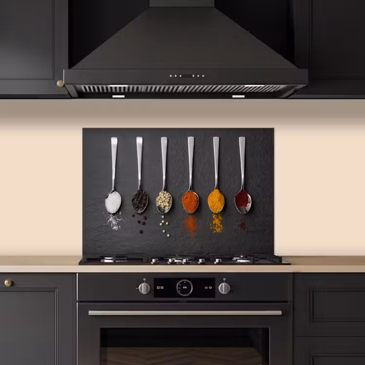 Spatscherm keuken - Specerijen - Lepels - Tafel - Rustiek - Kruiden — 2