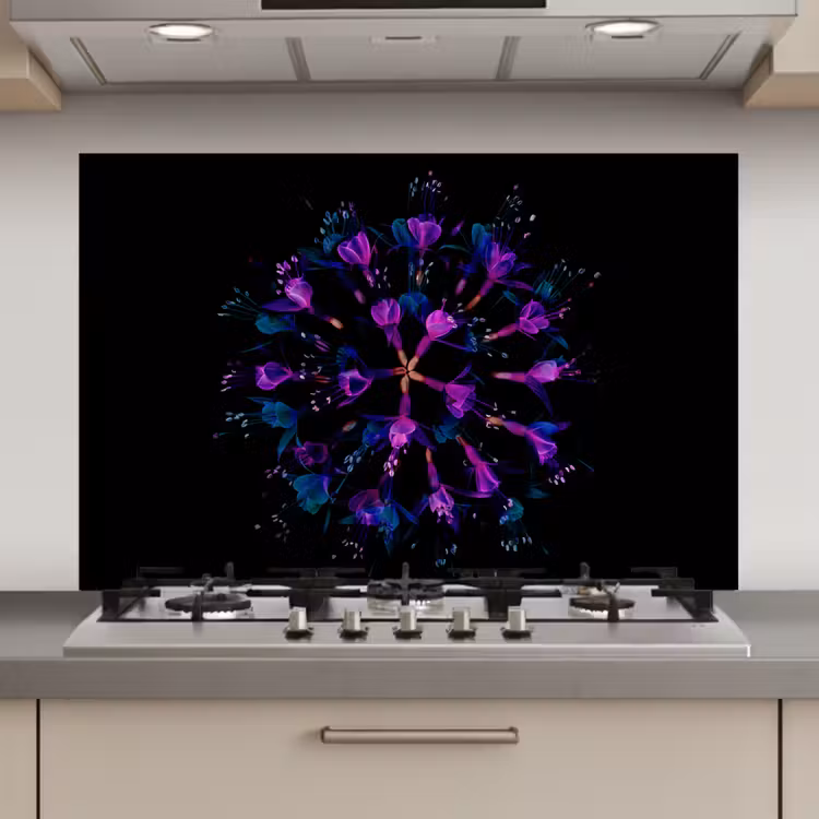 Spatscherm keuken - Bloem - Paars - Blauw - Macro - Zwart — 1