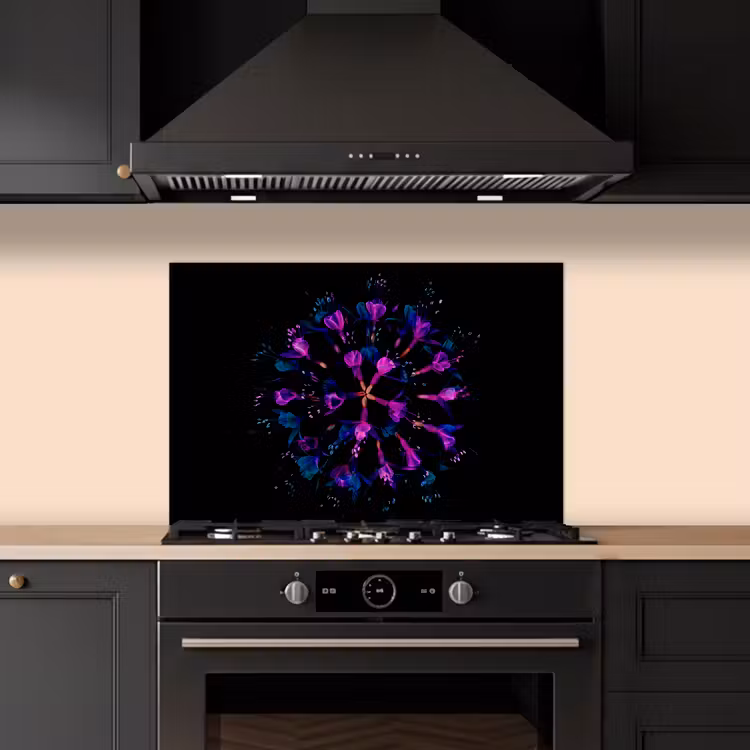 Spatscherm keuken - Bloem - Paars - Blauw - Macro - Zwart — 2