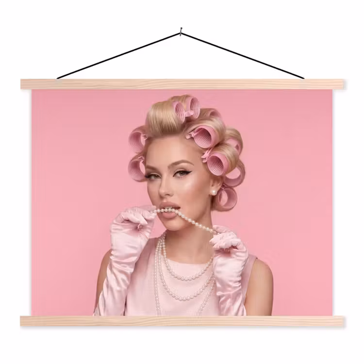 Schoolplaat - Vrouw - Roze - Parelketting - Krulspelden — 1