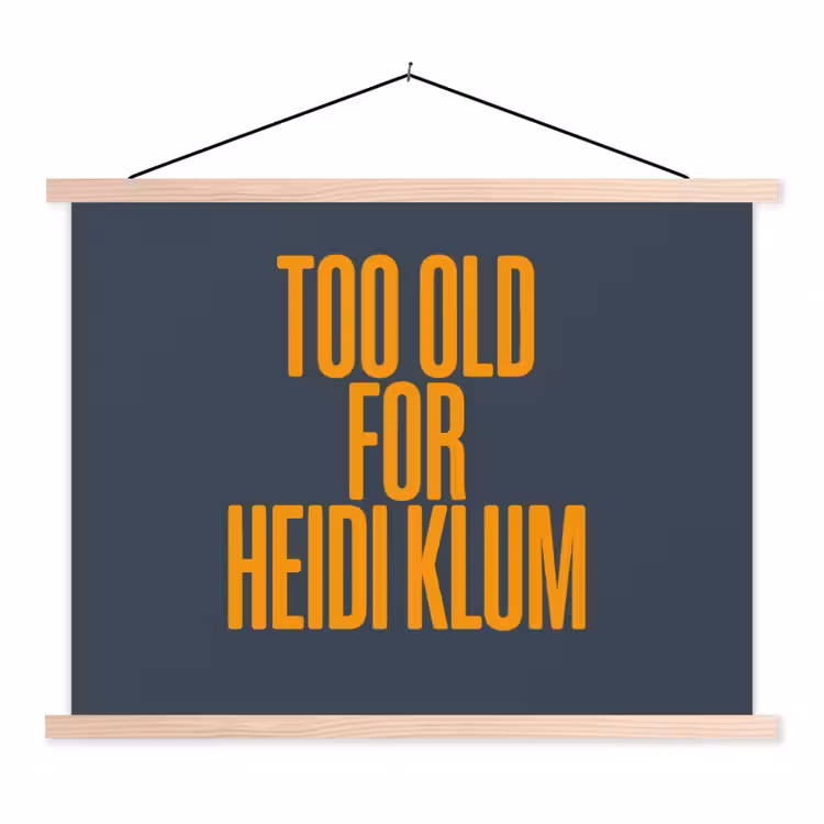 Schoolplaat - Too old for heidi klum - Geel - Blauw — 1