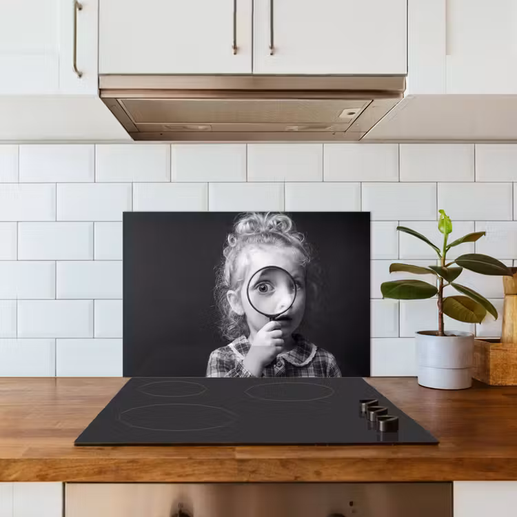 Spatscherm keuken - Kind - Vergrootglas - Portret - Zwart-wit — 6