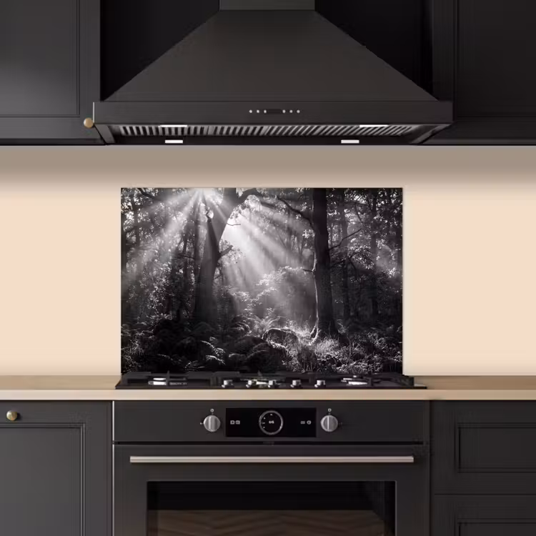 Spatscherm keuken - Bos - Lichtstralen - Natuur - Zwart-wit — 2
