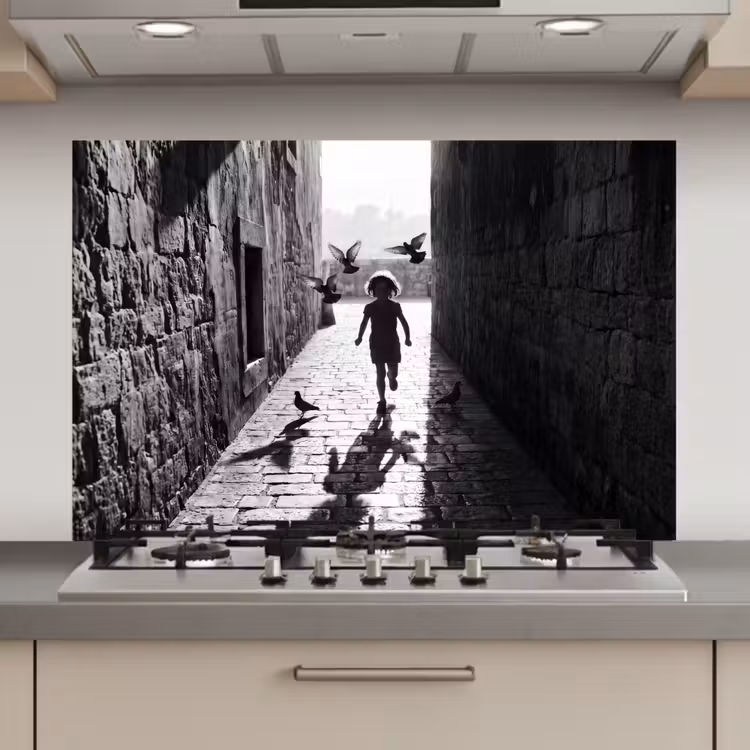 Spatscherm keuken - Kind - Vogel - Straat - Zwart-wit - Spelen — 1